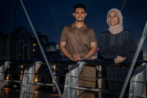 Encik Saifullah Zulkifli (kiri), 26 tahun, pakar strategi jenama Blush65, dan ketua pelukis, Blush65, Nurul Izzaty Mohd Sozali, 28 tahun.