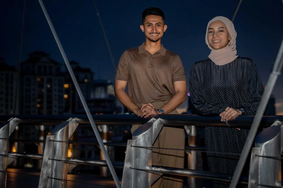 Encik Saifullah Zulkifli (kiri), 26 tahun, pakar strategi jenama Blush65, dan ketua pelukis, Blush65, Nurul Izzaty Mohd Sozali, 28 tahun.