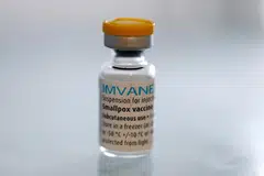 Sebotol Imnavex, vaksin cacar yang digunakan bagi perlindungan terhadap virus mpox, di pusat vaksinasi berhampiran Nice, Perancis, pada Julai 2022. Pertubuhan Kesihatan Sedunia (WHO) masih belum meluluskan vaksin itu secara rasmi dan tidak mengeluarkan lesen penggunaan kecemasannya seperti yang dilakukan di Amerika dan Eropah pada 2022.