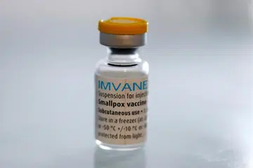 Sebotol Imnavex, vaksin cacar yang digunakan bagi perlindungan terhadap virus mpox, di pusat vaksinasi berhampiran Nice, Perancis, pada Julai 2022. Pertubuhan Kesihatan Sedunia (WHO) masih belum meluluskan vaksin itu secara rasmi dan tidak mengeluarkan lesen penggunaan kecemasannya seperti yang dilakukan di Amerika dan Eropah pada 2022.