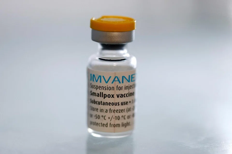Sebotol Imnavex, vaksin cacar yang digunakan bagi perlindungan terhadap virus mpox, di pusat vaksinasi berhampiran Nice, Perancis, pada Julai 2022. Pertubuhan Kesihatan Sedunia (WHO) masih belum meluluskan vaksin itu secara rasmi dan tidak mengeluarkan lesen penggunaan kecemasannya seperti yang dilakukan di Amerika dan Eropah pada 2022.