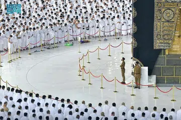 SOLAT BAHU KE BAHU: Jemaah umrah menunaikan solat subuh secara berjemaah di Masjidil Haram semalam selepas pihak berkuasa Arab Saudi mengumumkan langkah melonggarkan sekatan ekoran Covid-19. - Foto REUTERS