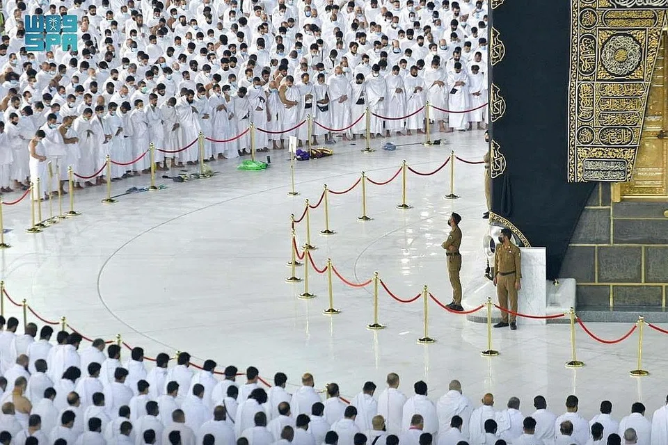 SOLAT BAHU KE BAHU: Jemaah umrah menunaikan solat subuh secara berjemaah di Masjidil Haram semalam selepas pihak berkuasa Arab Saudi mengumumkan langkah melonggarkan sekatan ekoran Covid-19. - Foto REUTERS