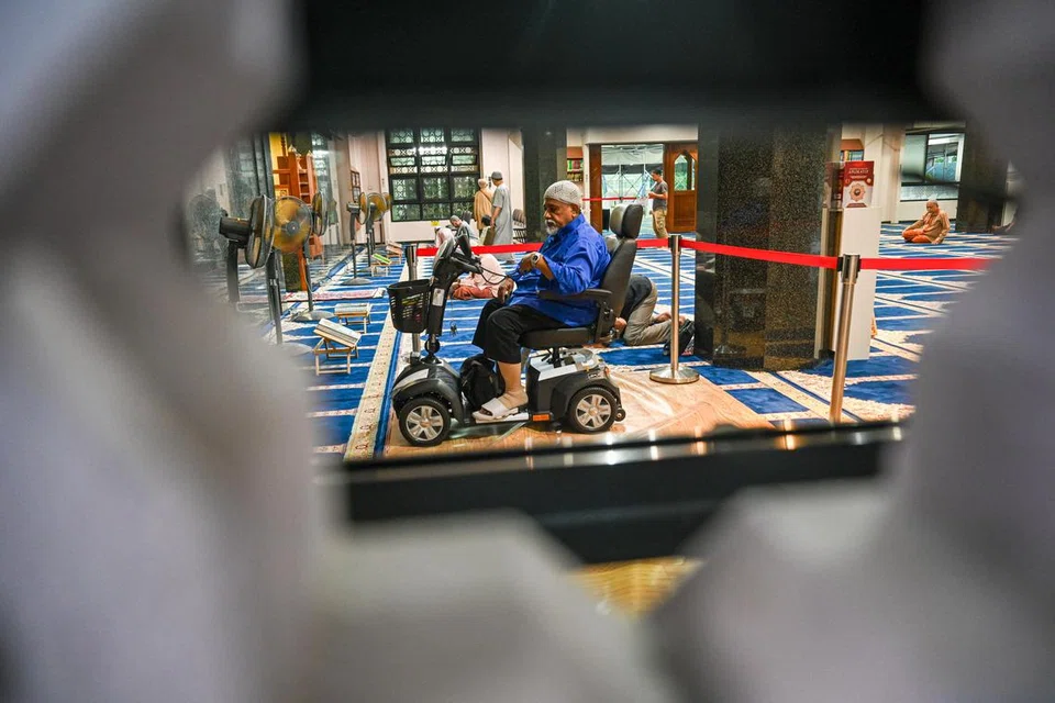 RUANG KHUSUS: Masjid Al-Khair menyediakan ruang khusus untuk jemaah yang menggunakan alat bantuan pergerakan peribadi (PMA) seperti kerusi roda atau skuter elektrik solat di saf hadapan. 