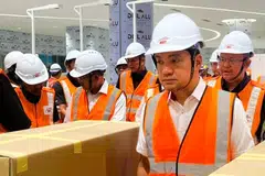 Menteri Besar Johor, Datuk Onn Hafiz Ghazi (kanan), ketika mengadakan lawatan Laluan Sistem Transit Laju (RTS Link) di Johor Bahru.