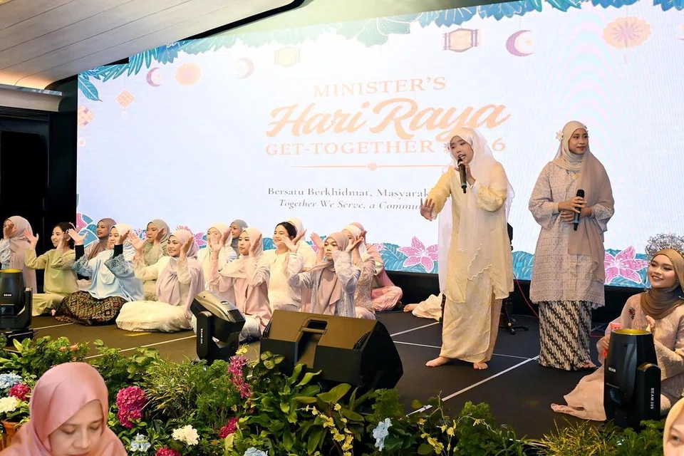 Kumpulan dikir barat wanita, Seri Thera daripada Politeknik Singapura (SP) menyajikan persembahan dikir barat semasa majlis Perjumpaan Hari Raya Menteri 2026. Kumpulan tersebut merupakan Juara Keseluruhan Piala Suara Serumpun (PSS) 2025.