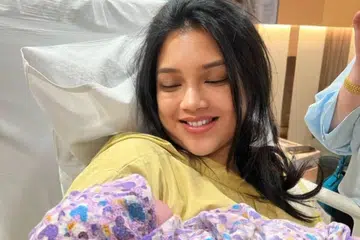 Pelakon asal Singapura, Datin Atikah Suhaime atau nama sebenarnya, Nur Atikah Mohd Suhaime, telah selamat melahirkan seorang bayi perempuan seberat 2.9 kilogram secara normal di sebuah pusat perubatan di Petaling Jaya pada 5.17 petang. 