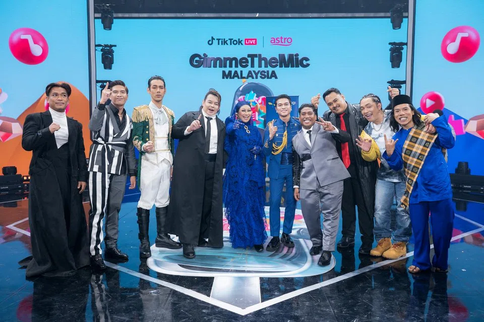 (Dari kiri) Syamel Amzah, Farhan Mustapha, Ameerais, Jelly Belly, Shazreen Shaharum, Syaffiq Sahli, Bunga Asyraff, Raes, Junlloyd Egano dan Epet, merupakan pempengaruh TikTok yang berjaya ke peringkat akhir ‘TikTok LIVE X Astro Gimme The Mic Malaysia’.
