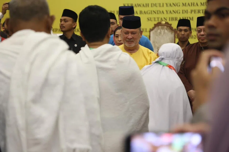 Yang di-Pertuan Agong Malaysia, Sultan Ibrahim (tengah), menyantuni dan mengucapkan selamat jalan kepada bakal jemaah haji Malaysia di Sepang,  Selangor.  