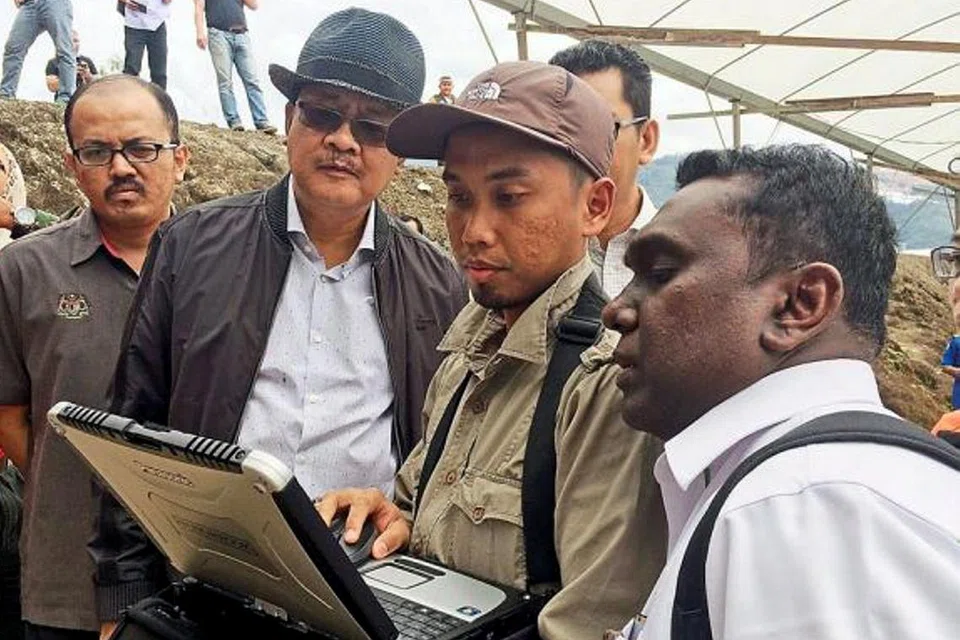 KEADAAN MEMBIMBANGKAN: Setiausaha MKN, Datuk Seri Alias Ahmad (dua dari kiri), melihat kawasan yang dicerobohi peneroka tanpa izin menerusi sistem imej satelit di Cameron Highliands. - Foto THE STAR