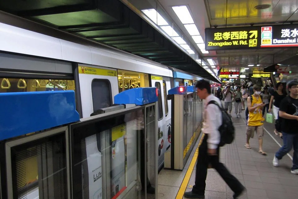 Penumpang menaiki kereta api Taipei Metro 