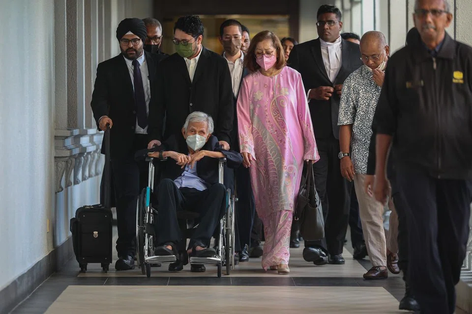 HADAPI DAKWAAN: Mantan Menteri Kewangan Tun Daim Zainuddin, yang berkerusi roda, ditemani isterinya Toh Puan Na’imah Abdul Khalid hadir di Kompleks Mahkamah Kuala Lumpur bagi menghadapi tuduhan berhubung gagal mematuhi notis dengan tidak mengisytiharkan harta di Mahkamah Sesyen pada 29 Januari.