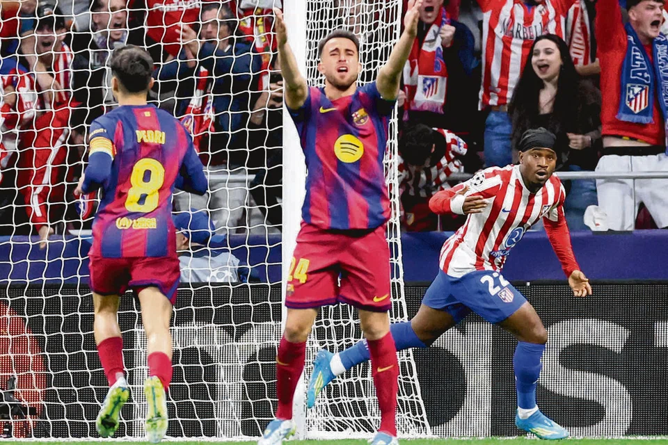 Penyerang Atletico Madrid, Ademola Lookman (kanan), meraikan jaringan gol pertama pasukannya dalam perlawanan suku akhir kedua Liga Juara-Juara antara Atletico Madrid dan Barcelona di Stadium Metropolitano, Madrid, pada 14 April 2026.