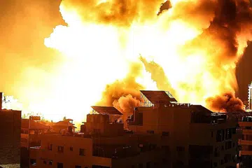 SERANGAN DI GAZA BERTERUSAN: Jet-jet pejuang Israel meledakkan bom di kawasan kediaman di Kota Gaza semalam, yang menyaksikan lebih 200 rakyat Palestin terkorban sejak serangan bermula seminggu lalu. - Foto AFP