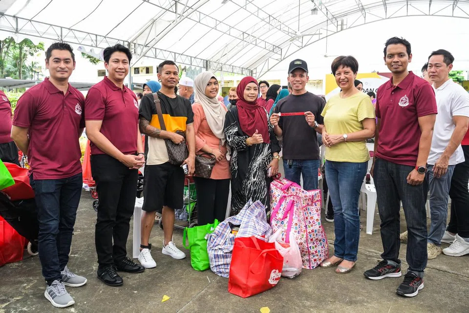Pasangan suami isteri, Cik Nurhidaya Nordin (empat dari kiri) dan Encik Muhd Fauzi Niza (tiga dari kiri), antara benefisiari yang hadir di acara ROW. Ini merupakan tahun ketiga mereka menyertai ROW.