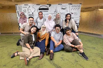 MENCARI KETENANGAN DALAM KESEDIHAN : Dramabox & Artswok Collaborative akan mengadakan pameran, persembahan dan aktiviti interaktif di Heartbeat Bedok. Antaranya termasuk bengkel seni halus - 'Of Life and Legacy' - yang diterajui oleh pensyarah bebas, Dahlia Osman (depan, dua dari kanan). Gambar diambil bersama peserta bengkel tersebut. - Foto ZINKIE AW 