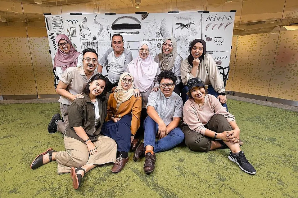 MENCARI KETENANGAN DALAM KESEDIHAN : Dramabox & Artswok Collaborative akan mengadakan pameran, persembahan dan aktiviti interaktif di Heartbeat Bedok. Antaranya termasuk bengkel seni halus - 'Of Life and Legacy' - yang diterajui oleh pensyarah bebas, Dahlia Osman (depan, dua dari kanan). Gambar diambil bersama peserta bengkel tersebut. - Foto ZINKIE AW 