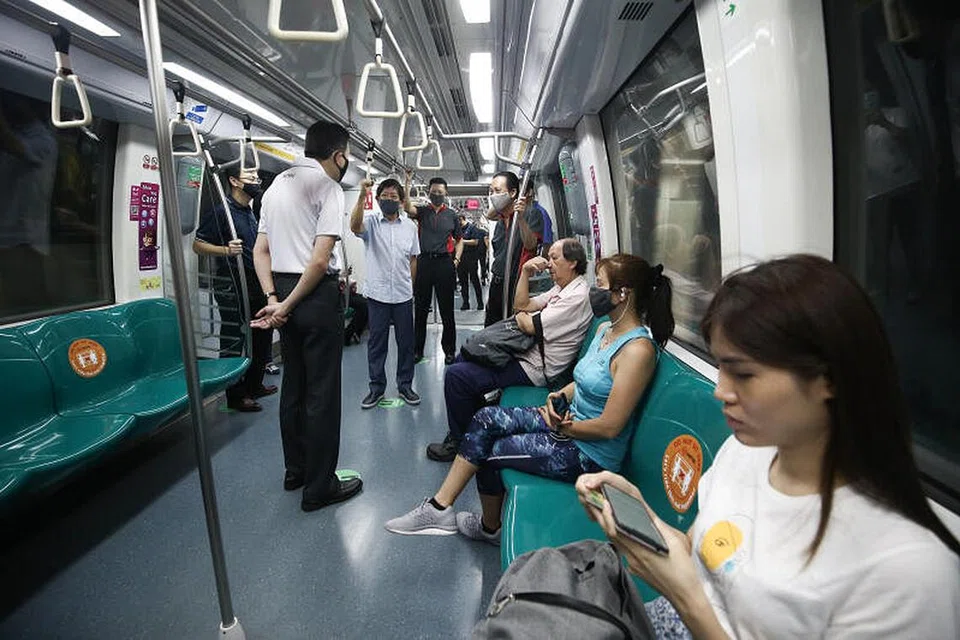ARAHAN PAKAI PELITUP: Orang ramai akan diwajibkan memakai pelitup apabila menaiki pengangkutan awam.