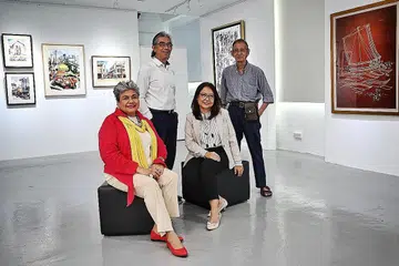 KEKAL BERTAHAN: Pengasas Maya Gallery, pasangan suami isteri, Jeffrey Wandly (dua dari kiri) dan Masturah Sha'ari (dua dari kanan), mencurahkan jiwa dan raga dengan menjadikan balai seni mereka ruang untuk memasyarakatkan seni. Bersama mereka adalah cef dan pelukis Aziza Ali (kiri) dan pelukis cat air, Idris Mohamed Ali. - Foto fail
