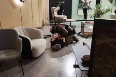 DITANGKAP: Seorang remaja berpakaian baju hitam dan topi, yang dipercayai adalah penembak dalam kejadian di Siam Paragon itu, disekat oleh seorang pegawai polis.