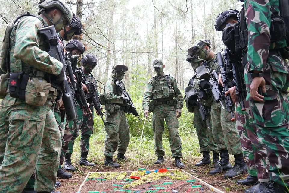 Tentera Angkatan Bersenjata Singapura (SAF) dan Tentera Nasional Indonesia Angkatan Darat (TNI AD) menjalankan analisis permukaan bumi dan tinjauan misi di Salatiga, Jawa Tengah, Indonesia. 