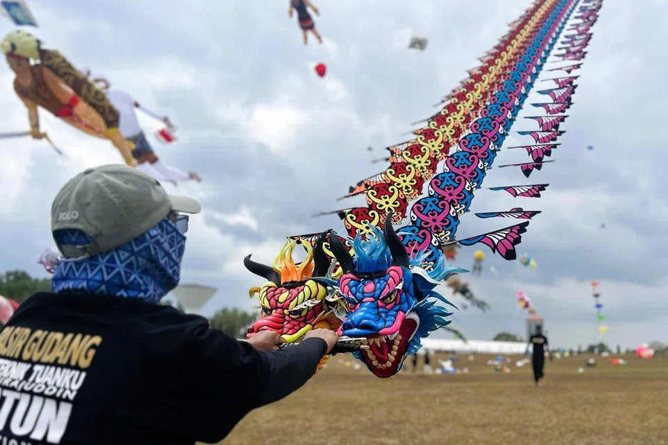 Layang-layang naga berkembar dari Kalimantan, Indonesia.