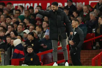 Ruben Amorim, pengurus Manchester United, memberi arahan kepada pasukannya.