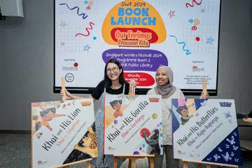 Penulis siri buku dwibahasa, ‘Our Feelings/Perasaan Kita’, Atikah Kamsani (kanan) dan Melissa Candrasaputra, di pelancaran buku mereka di Bangunan Perpustakaan Negara pada 16 November. Mereka berharap buku mereka dapat menjadi panduan bukan sahaja kepada kanak-kanak, bahkan ibu bapa mengenai memahami dan mengawal emosi. 