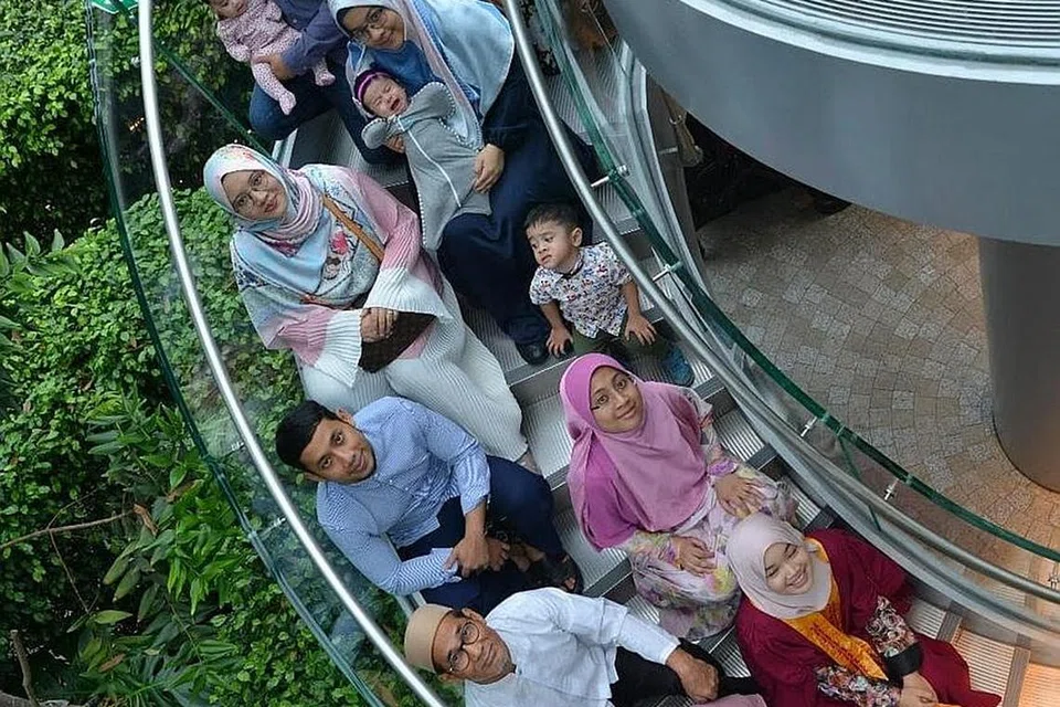 NADI KELUARGA: Anggota keluarga digalak meluang masa bersama bagi memperkukuh hubungan antara generasi. Foto diambil sebelum Covid-19 - Foto fail