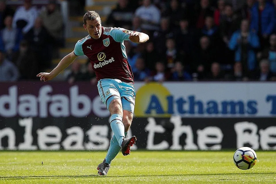 TEMPAT DI EROPAH: Burnley kini memburu tempat di Eropah. Pasukan itu yang dipimpin Sean Dyche (gambar bawah) kini masih berpeluang merampas tangga keenam daripada Arsenal dan merasai bola sepak Eropah musim depan. - Foto REUTERS.