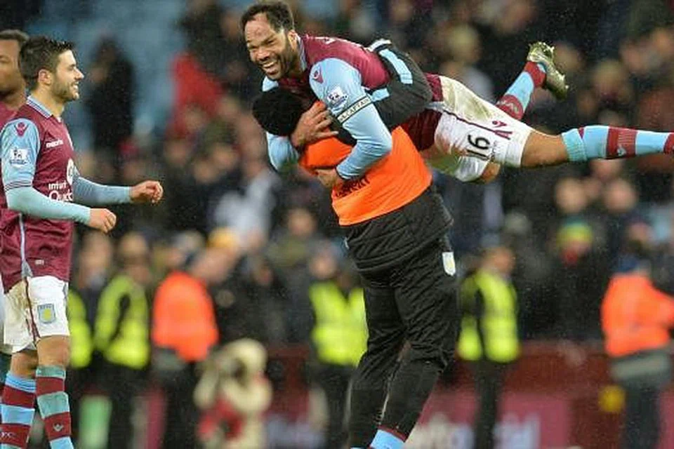 Joleon Lescott merai golnya yang memberi Aston Villa kemenangan 1-0 ke atas Crystal Palace. Gambar AFP 