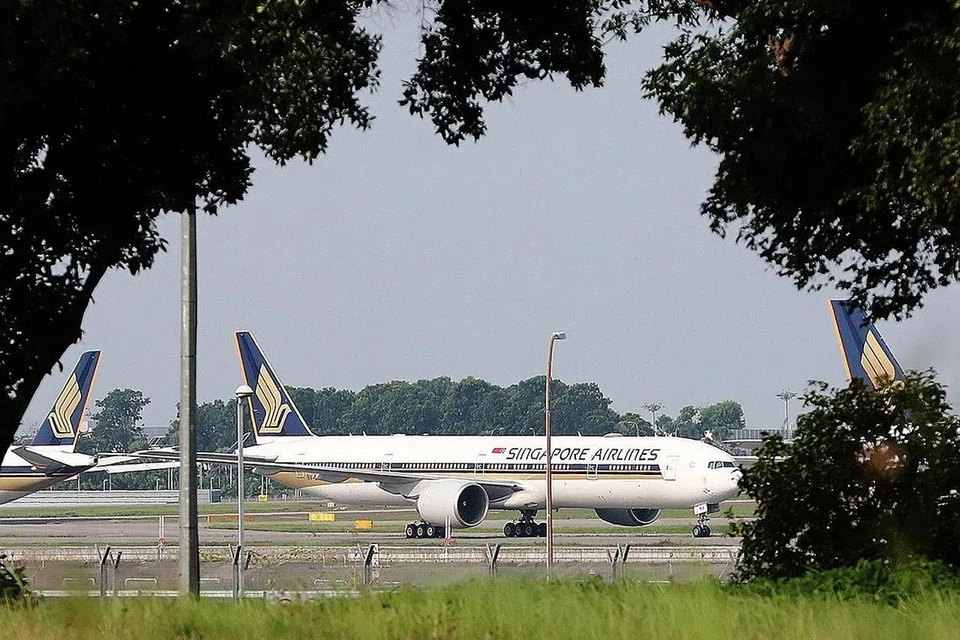 HADAPI CABARAN: Menanti pandemik Covid-19 reda, pesawat Singapore Airlines di Lapangan Terbang Antarabangsa Changi pada Ogos lalu. - Foto BH oleh BENJAMIN SEETOR