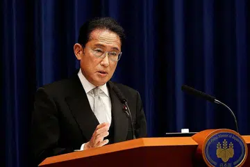 MEROSOT: Tinjauan pendapat umum mendapati, sokongan terhadap kerajaan Perdana Menteri Jepun, Fumio Kishida jatuh, berpunca daripada persoalan mengenai hubungan parti pemerintah dengan Gereja Penyatuan dan tindak balasnya terhadap pandemik Covid-19. - Foto REUTERS