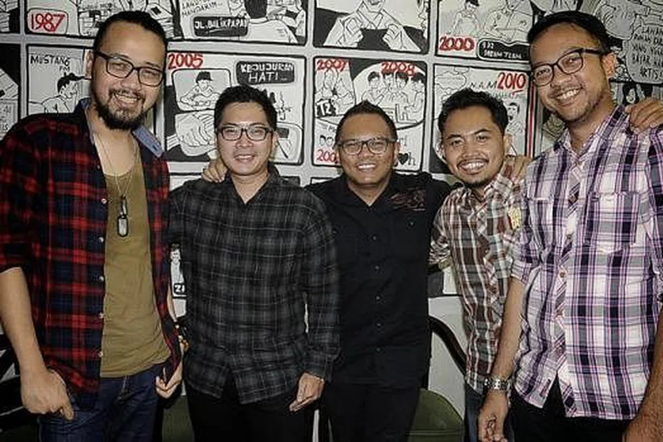 TERBANG JAUH BERSAMA PEMBAHARUAN: Kerispatih yang dianggotai (dari kiri) Andika, Fandy, Badai, Arief dan Anton sering mencari bahan baru, dengan memfokus pada muzik tanpa campur tangan dalam hal peribadi sesama mereka bagi mengutuhkan lagi misi band legenda itu. - Foto JOHARI RAHMAT