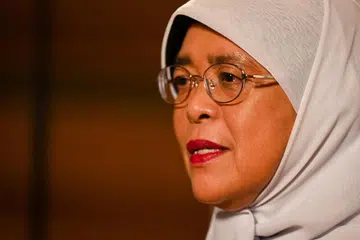CONTOH TELADAN: Presiden Halimah Yacob berkata perkhidmatan awam memainkan peranan penting dalam memastikan Singapura kekal bersatu untuk menghadapi cabaran sukar pada masa akan datang. 