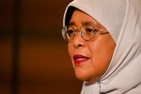 CONTOH TELADAN: Presiden Halimah Yacob berkata perkhidmatan awam memainkan peranan penting dalam memastikan Singapura kekal bersatu untuk menghadapi cabaran sukar pada masa akan datang. 