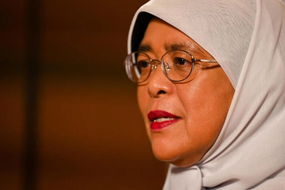 CONTOH TELADAN: Presiden Halimah Yacob berkata perkhidmatan awam memainkan peranan penting dalam memastikan Singapura kekal bersatu untuk menghadapi cabaran sukar pada masa akan datang. 