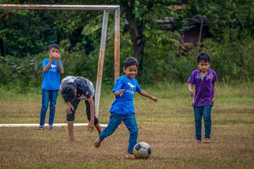 Bola sepak secara umum dianggap sebagai sukan yang selamat, namun sifat permainannya yang menuntut gerakan pantas, berdaya saing dan penuh aksi kerap menimbulkan risiko seperti terjatuh, perlanggaran antara pemain, serta kesan fizikal yang tidak dijangka.