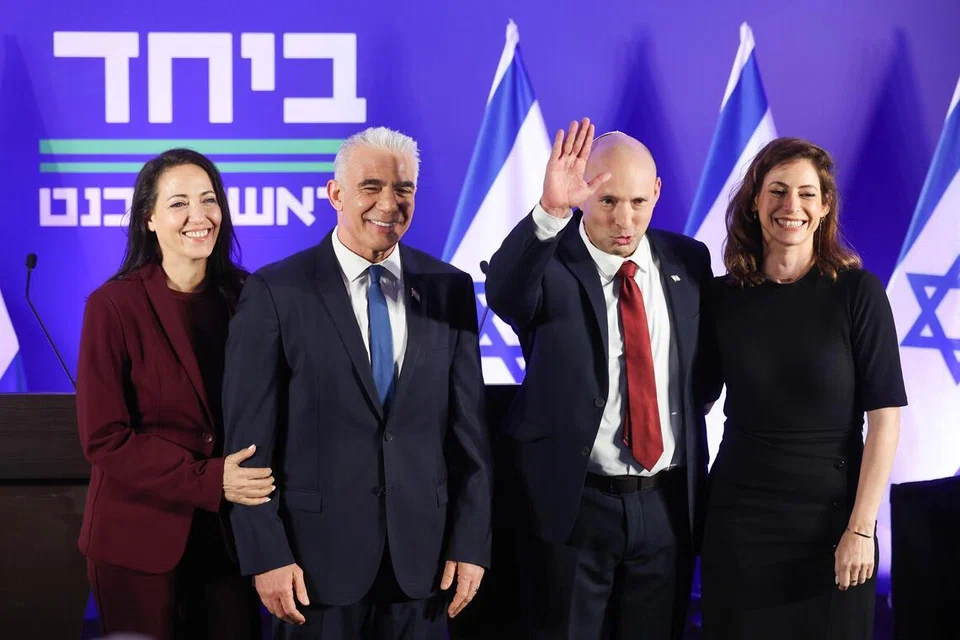 Bekas perdana menteri Israel, Naftali Bennett (dua dari kanan) dan Yair Lapid (dua dari kiri), bersama isteri masing-masing, Gilat Bennett (kanan) dan Lihi Lapid (kiri), menghadiri sidang media bersama di Herzliya, Israel, pada 26 April 2026. Kedua-dua pemimpin itu mengumumkan akan bertanding bersama dalam pilihan raya umum akan datang di bawah parti baharu yang disatukan. Pilihan raya umum Israel dijadualkan berlangsung pada 27 Oktober 2026. SULTAN