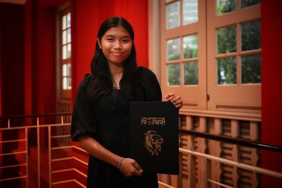 CABAR DIRI: Pemain bola sepak wanita pasukan nasional Singapura, Irsalina Irwan,  akan mengembangkan sayapnya ke Florida, Amerika Syarikat, untuk menyertai Akademi IMG mulai Ogos.