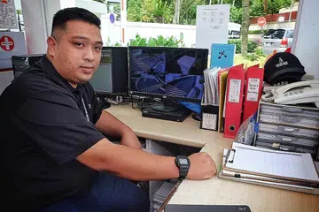 BERSYUKUR: Encik Muhammad Khairul Mohd Riduan, penyelia pengawal keselamatan dari Spears Security Force bersyukur pekerjaannya melayan kakitangannya dengan baik. - Foto BH oleh KHALID BABA