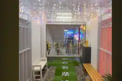 Bukan sahaja dihiasi dengan lampu lap lip yang berkelipan, malah koridor itu turut dilengkapi dengan tirai dan perhiasan bulan bintang dan sebagainya.