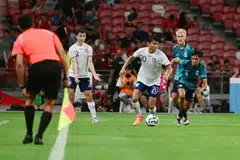 Shah Shahiran (kanan), pemain tengah Lions cuba merebut bola daripada pemain Chinese Taipei, Chang Tai-yuan di Stadium Negara pada 18 November.