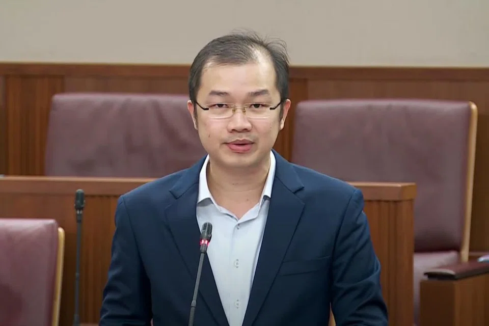 INGIN DASAR DIGUBAL: Encik Louis Chua (GRC Sengkang) telah memfail usul penangguhan pada Rabu meminta pemerintah menggubal dasar memberi hak dasar aturan pekerjaan fleksibel (FWA) untuk semua pekerja.