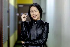 DICIUM DENGAN RAKUS DI TANGAN: Tangannya Ara Johari dicium dua kali dengan penuh rakus oleh seorang peminat lelaki ketika satu persembahan di Nilai, Negeri Sembilan, pada 2023.
