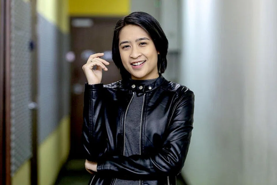 DICIUM DENGAN RAKUS DI TANGAN: Tangannya Ara Johari dicium dua kali dengan penuh rakus oleh seorang peminat lelaki ketika satu persembahan di Nilai, Negeri Sembilan, pada 2023.