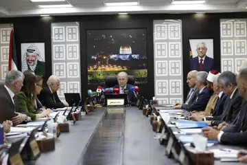 Perdana Menteri Penguasa Palestin (PA) yang baru, Dr Mohammad Mustafa (tengah), mengetuai mesyuarat pertama pemerintah baharu, di ibu pejabat PA di bandar Ramallah, Tebing Barat, pada 2 April.