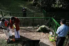 TURUT BERSEDIH: Beberapa pemimpin antara agama hadir di sesi bertafakur di tempat di mana mayat pasangan kembar lelaki 11 tahun ditemui. - Foto BH oleh KUA CHEE SIONG