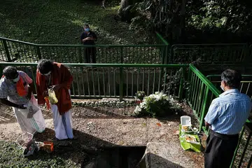 TURUT BERSEDIH: Beberapa pemimpin antara agama hadir di sesi bertafakur di tempat di mana mayat pasangan kembar lelaki 11 tahun ditemui. - Foto BH oleh KUA CHEE SIONG