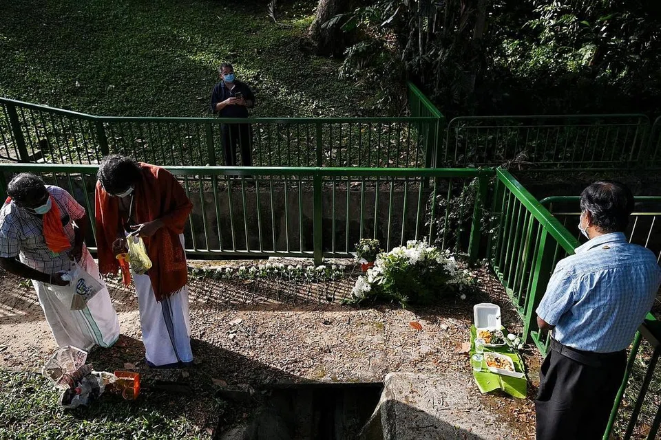 TURUT BERSEDIH: Beberapa pemimpin antara agama hadir di sesi bertafakur di tempat di mana mayat pasangan kembar lelaki 11 tahun ditemui. - Foto BH oleh KUA CHEE SIONG